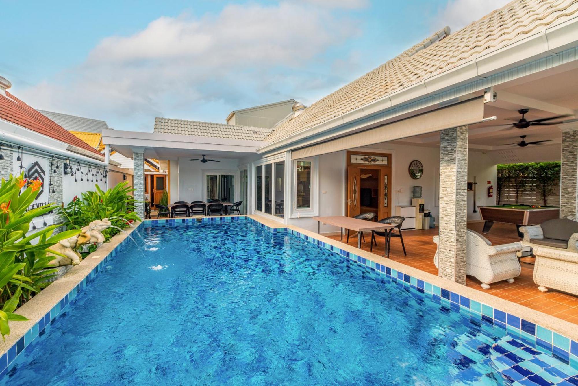 Gala Holiday Villa Pattaya Exterior foto