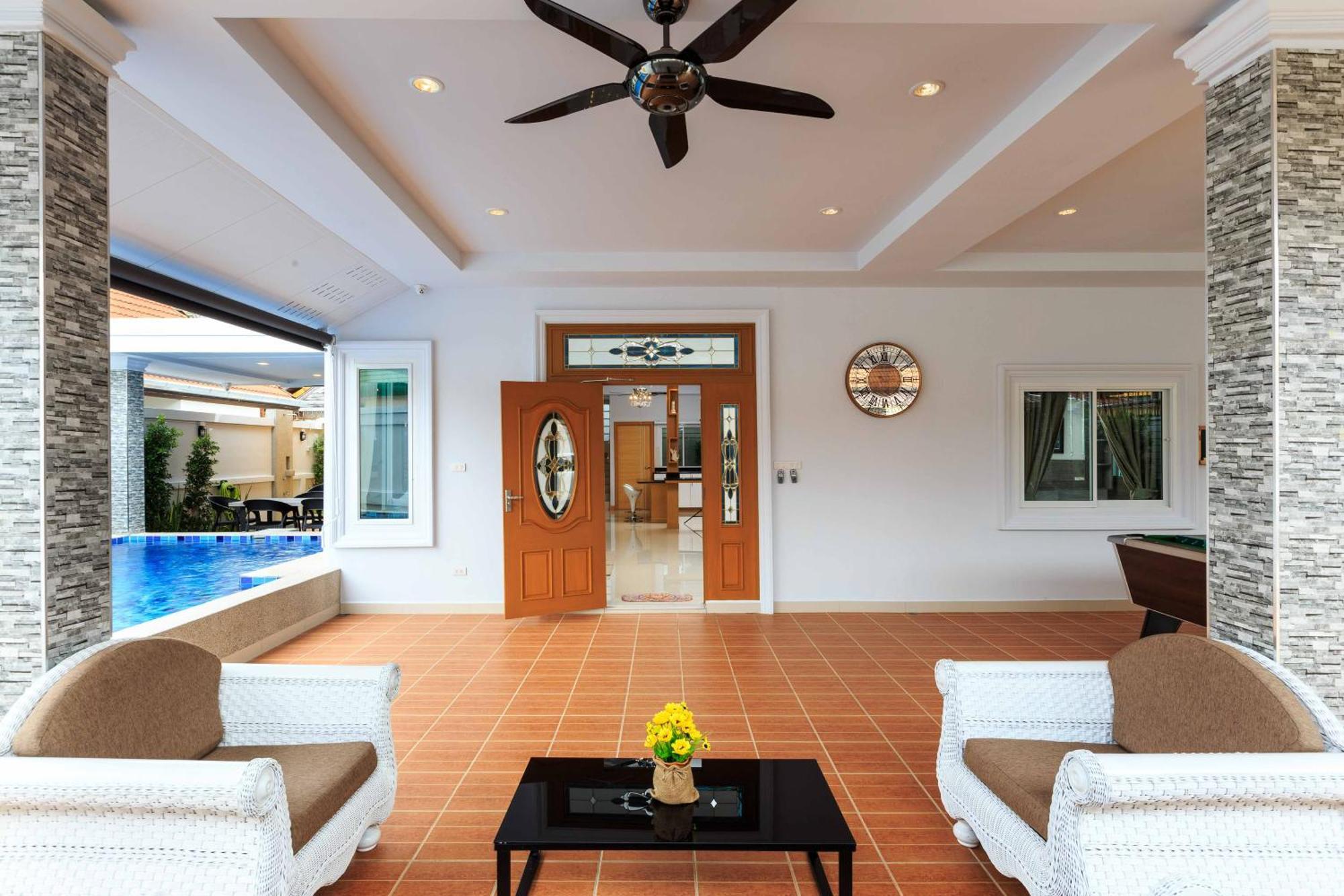 Gala Holiday Villa Pattaya Exterior foto